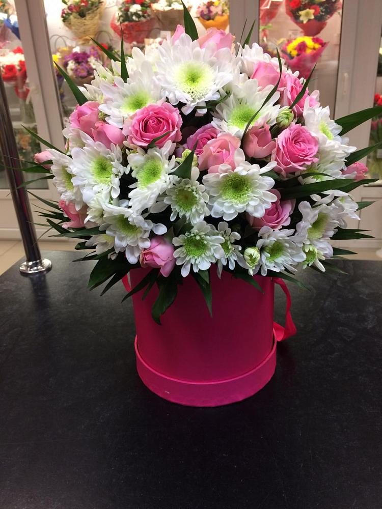 Цветочная композиция из Розы и Хризантемы в шляпной коробке в Афанасьево