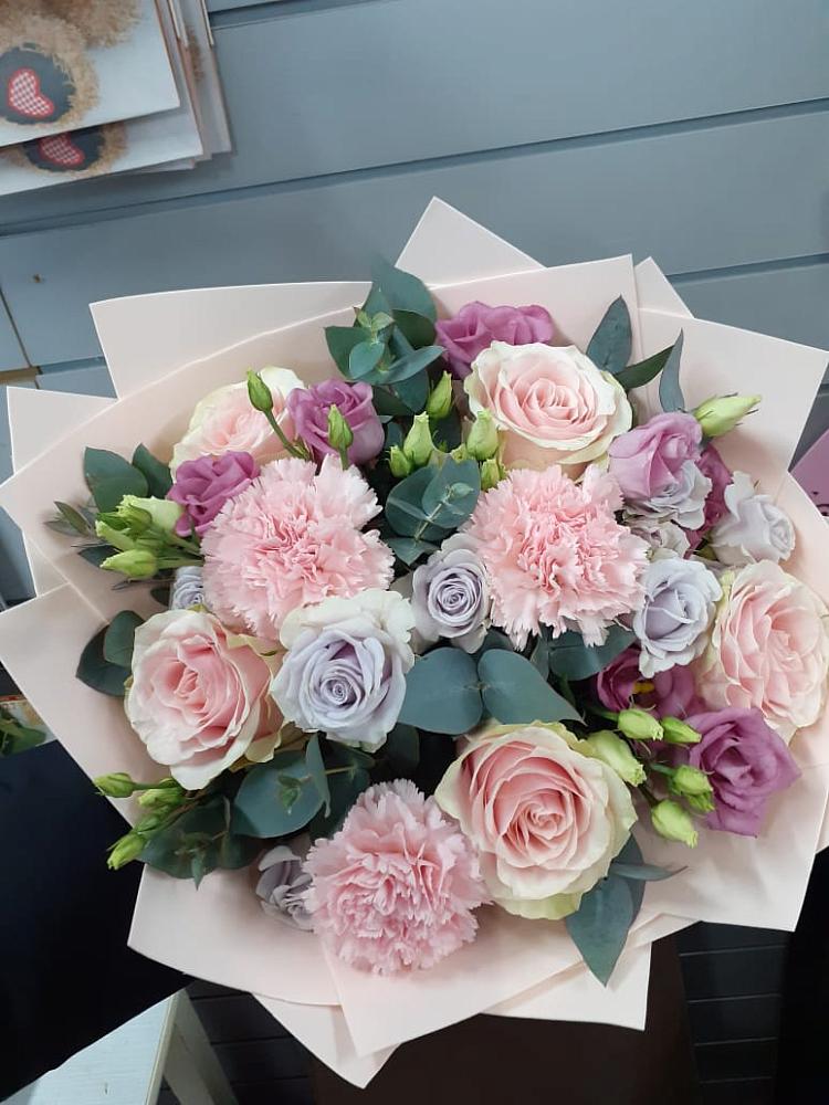 Букет цветов из: Розы, Гвоздики и Лизиантусы в Афанасьево